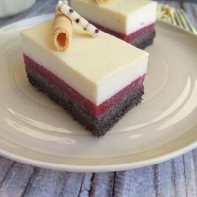 Makove kocke z jagodami in belo čokolado slika naslovna recept