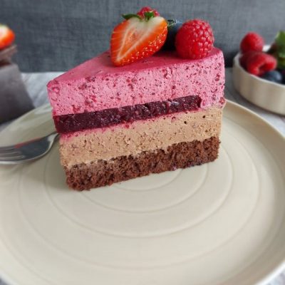 čokoladna torta z gozdnimi sadeži recept naslovna slika
