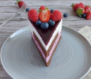 Torta z grškim jogurtom in gozdnimi sadeži recept slika 