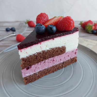 Torta z grškim jogurtom in gozdnimi sadeži slika naslovna recept