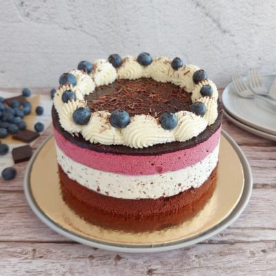 Borovničevo stracciatellina torta recept naslovna slika