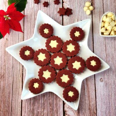 Red velvet piškoti z belo čokolado recept naslovna slika